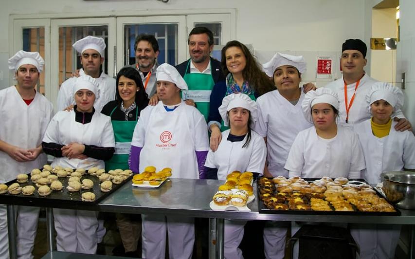 Autoridades junto a beneficiarios del proyecto Panadería Inclusiva Los Amasadores en la presentación de los datos Casen Discapacidad