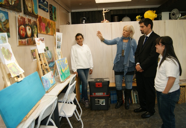 Director Nacional del Senadis realizó recorrido conociendo las obras de Iluminoarte junto a sus integrantes.