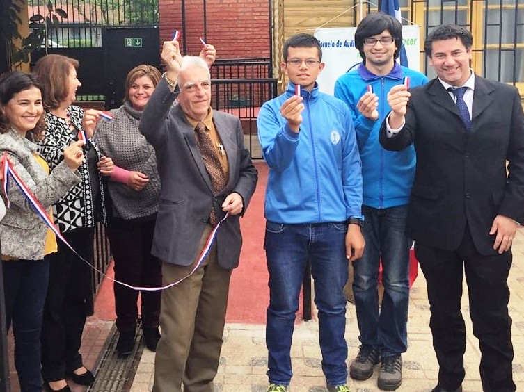 Director Regional de Senadis junto a personas beneficiadas por el proyecto.