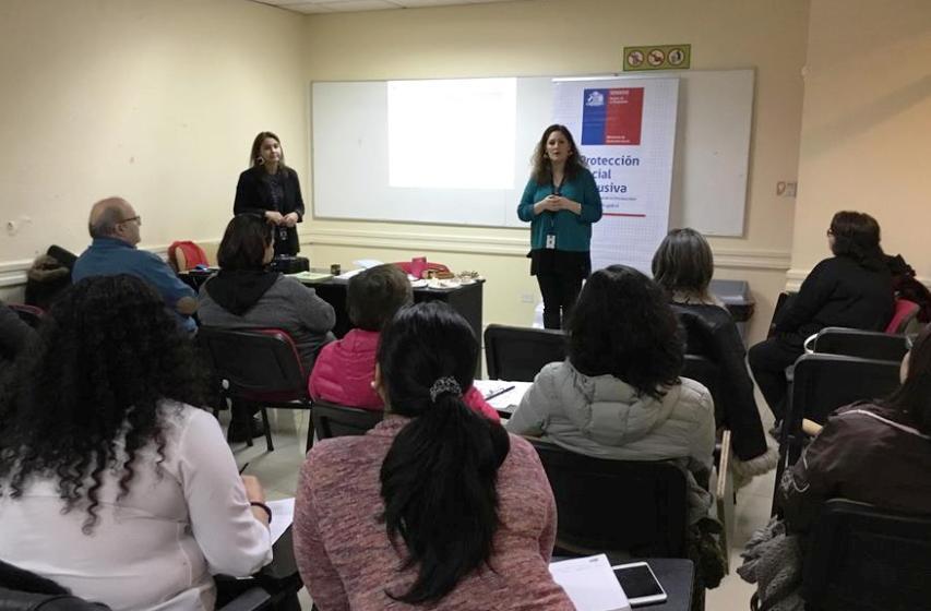 Mónica Rebolledo y Claudia Bachmann de Senadis realizan el Taller de Sensibilización.