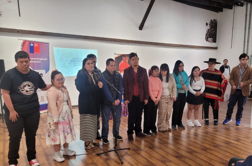 Foto grupal de los participantes en la ceremonia.