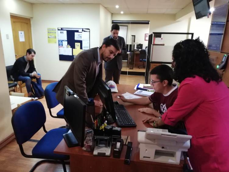 Seremi de Dearrollo Social de Biobío junto a Directora Regional acompañan a joven estudiante interesado en postular.