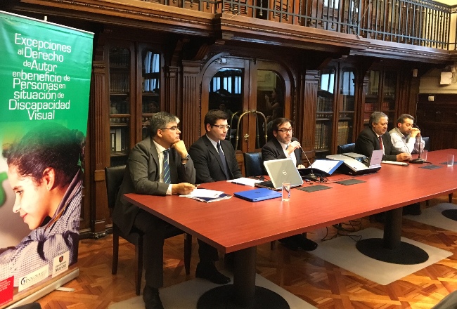 Director Nacional de SENADIS junto a expositores de la tertulia. 