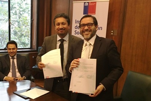 Autoridades exhiben los convenios.