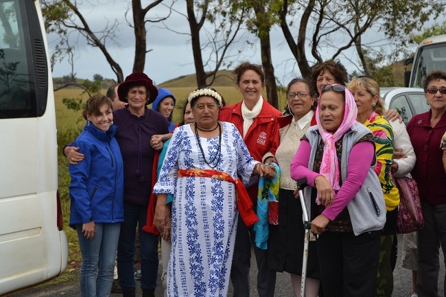 Gobernadora de Isla de Pascua, Carmen Cardinali con adultos mayores de la Isla.