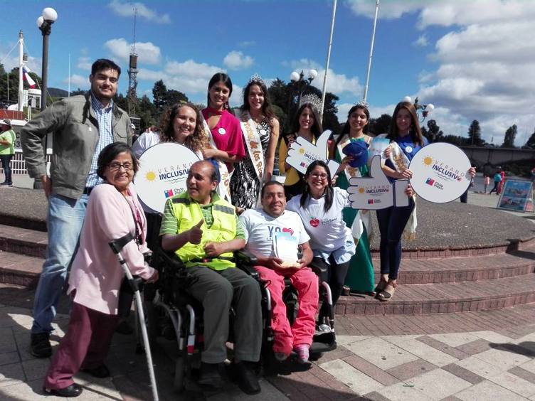 Autoridades junto a las personas que asistieron a la actividad.