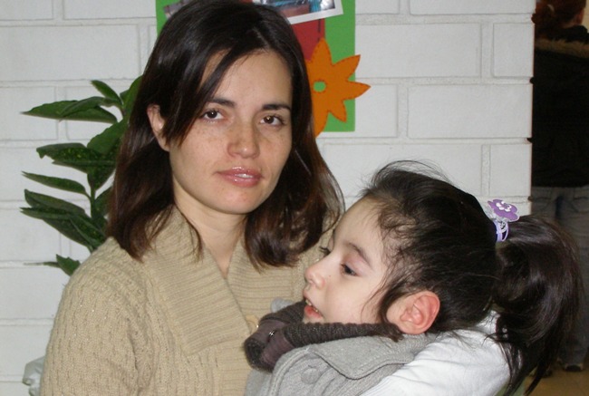 Mamá junto a su hija de la Fundación Amigos de Jesús