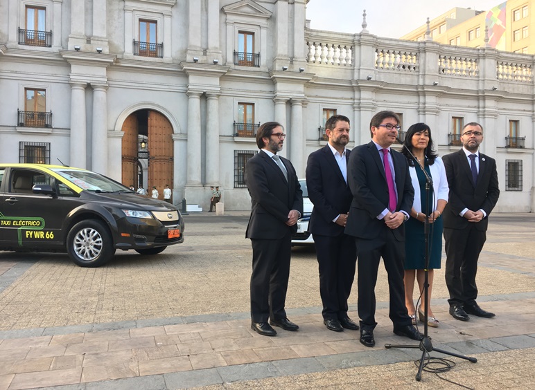 Inician inédita licitación de taxis ejecutivos que incluye 100 para personas con discapacidad