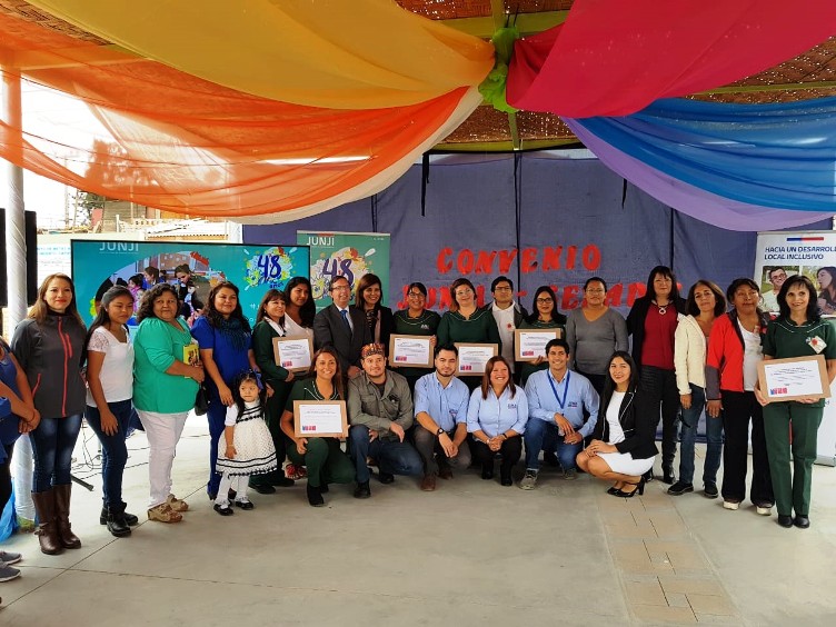 Autoridades junto a las personas que asistieron a la actividad.