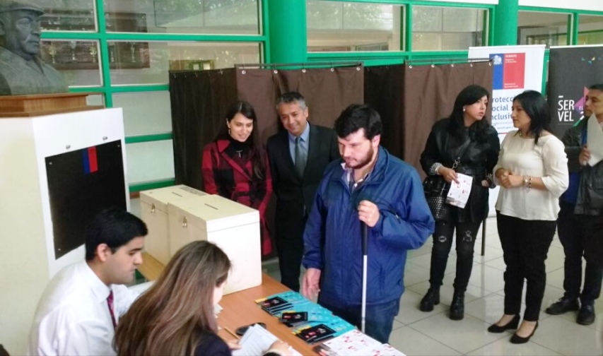 Autoridades junto a las personas que asistieron a la actividad.