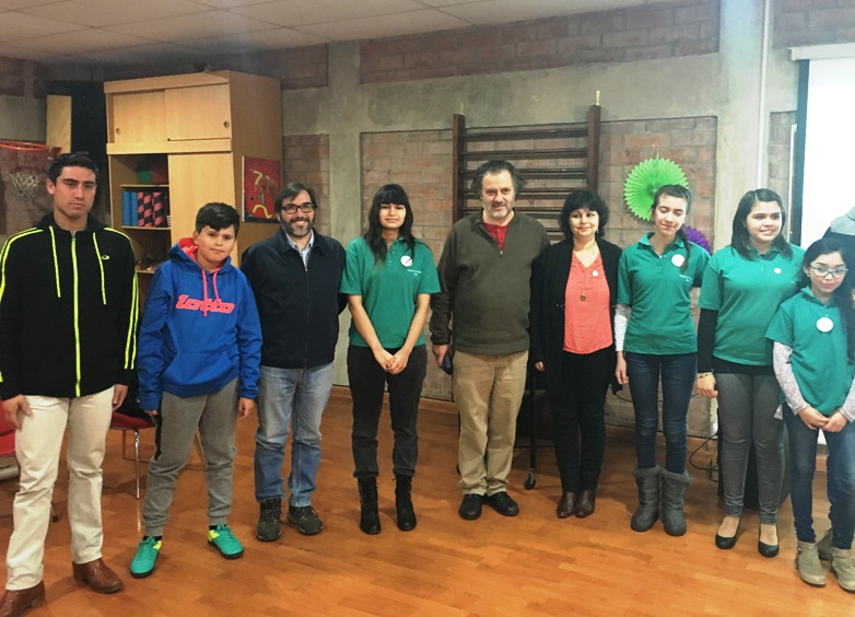 Director Nacional junto a personas de la Fundación.
