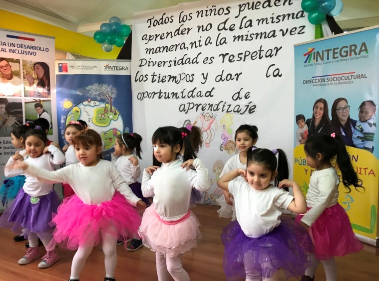 Presentación de arte en la ceremonia de lanzamiento.