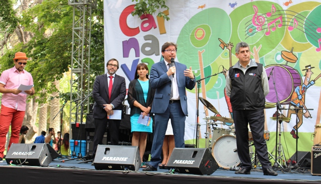 Ministro de Desarrollo Social junto a las autoridades durante el anuncio esta mañana en el Parque Quinta Normal.