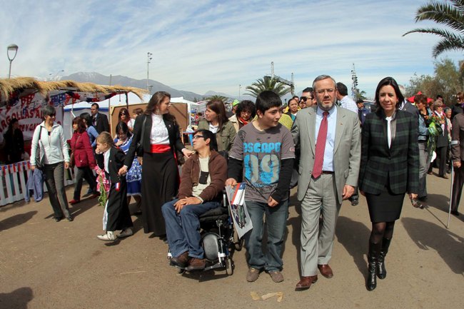 Autoridades y personas con discapacidad recorren la fonda inclusiva