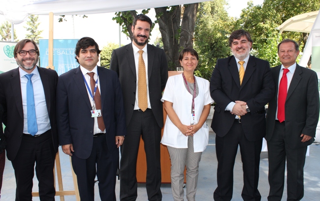 Autoridades en la ceremonia de certificación. 
