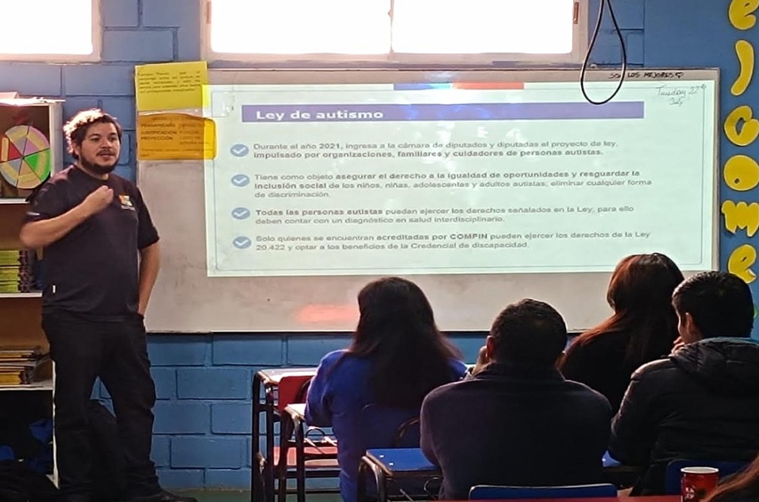 El profesional Francisco Bustamante expone en la actividad.