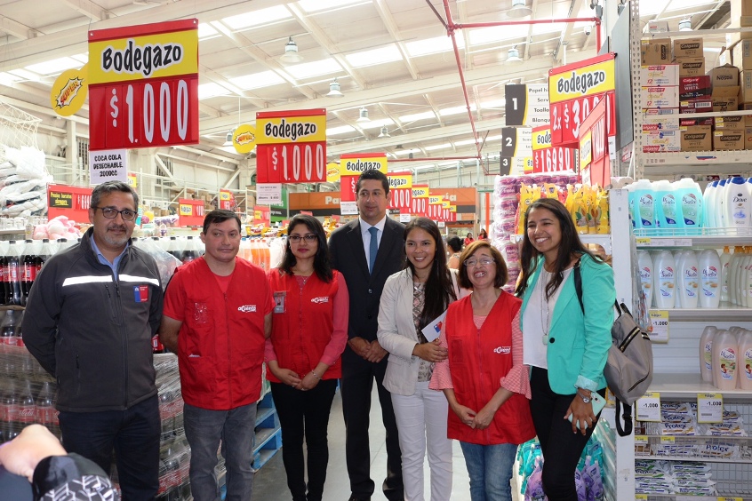 Autoridades junto a las personas que asistieron a la actividad.