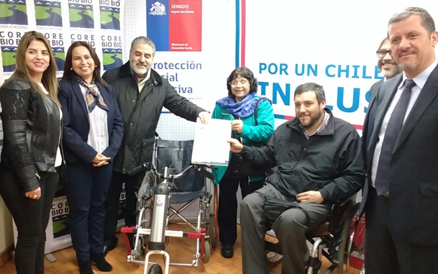 Autoridades durante ceremonia de entrega de recursos para ayudas técnicas financiadas por el Gore de Biobío.