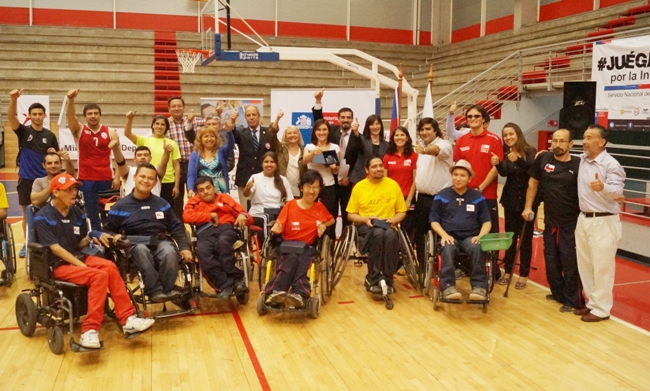 Autoridades junto a los deportistas