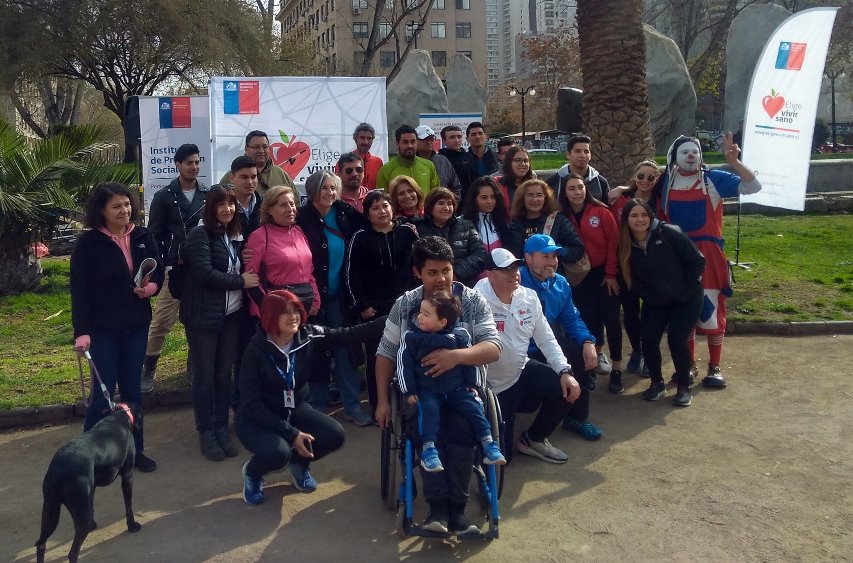 Directora Regional (S) junto con funcionarios de IPS y asistentes a la caminata. 