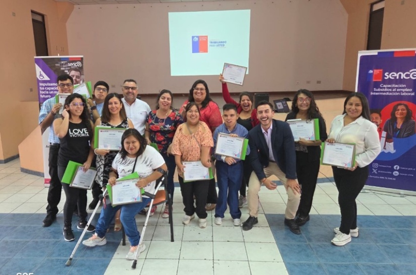 Foto grupal de los participantes en la actividad.