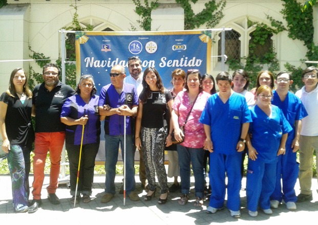 Subdirectora Nacional del Senadis junto a los representantes de organizaciones y personas con discapacidad en la Feria Navidad con Sentido.