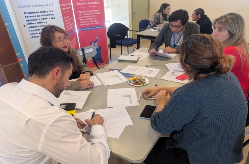 Foto grupal de los participantes en la actividad.