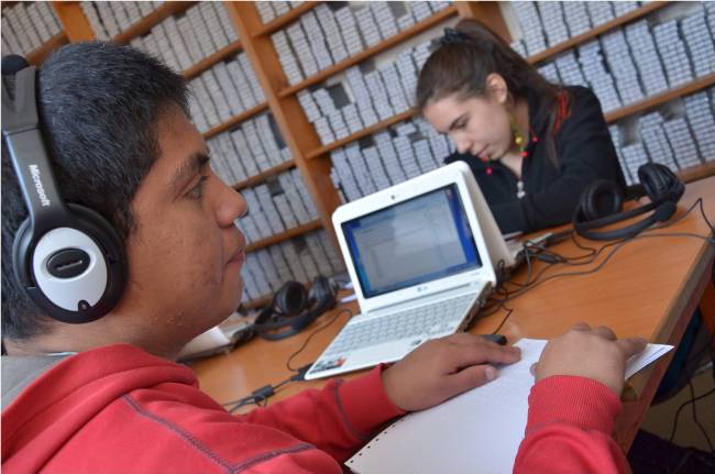 Persona en situación de discapacidad estudiando