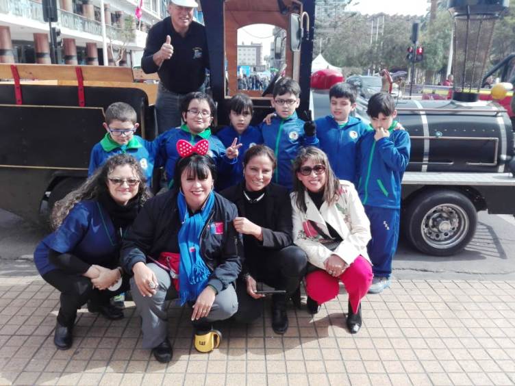 Autoridades junto a alumnos de la Escuela Raíces.