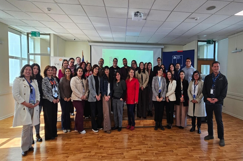 Foto grupal de los participantes en la actividad.