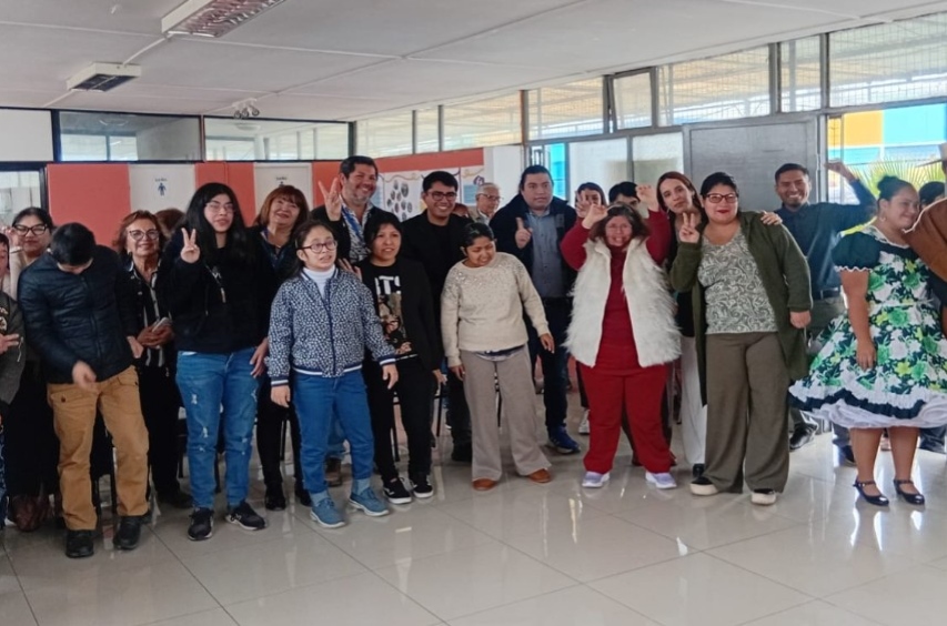 Foto grupal de los participantes en la ceremonia.