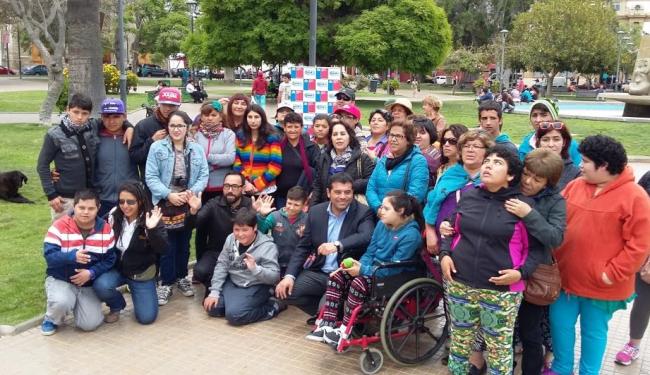 Autoridades junto a personas beneficiarias del proyecto