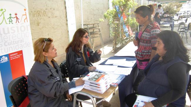 Directora Regional del Senadis en stand informativo en Plaza de Justicia en Taltal