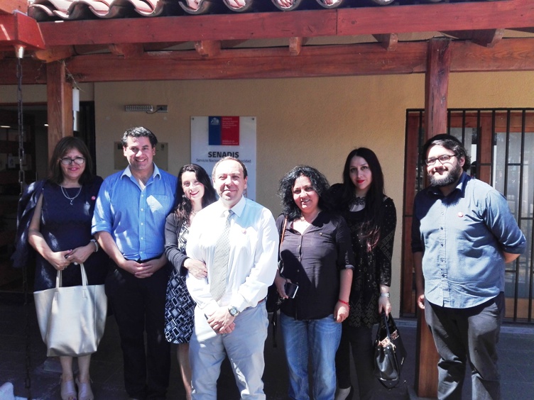 Director Regional de Senadis junto a representantes de las instituciones.