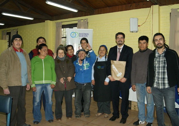 Director Nacional junto a beneficiarios y parte del equipo de Rostros Nuevos.