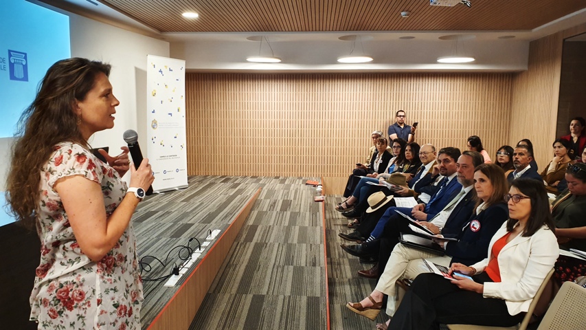 Directora Nacional de Senadis, María Ximena Rivas, entrega un saludo en la ceremonia inaugural del seminario internacional.