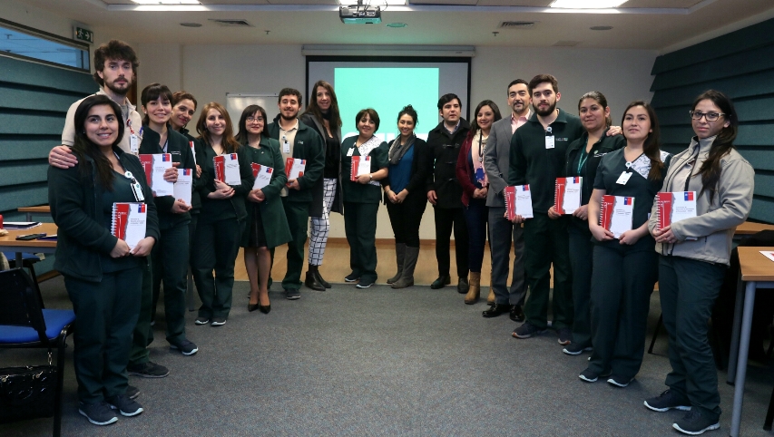 Directora Regional Metropolitana de Senadis junto a participantes del Hospital del Trabajador ACHS.