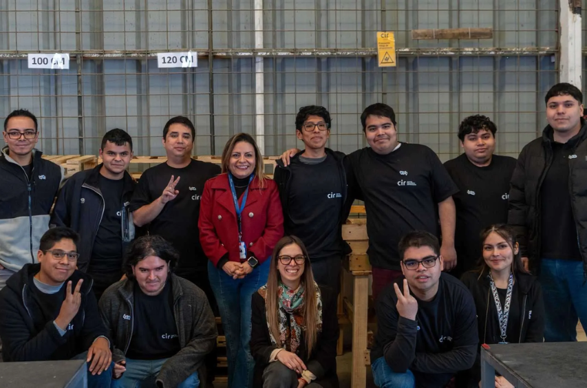 Fotografía de la Directora Regional de Antofagasta junto a 12 personas trabajadoras del Centro Inclusivo R