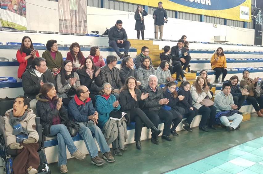 Directora Nacional y Alcalde de Ñuñoa junto a personas beneficiaras de EDLI de esta comuna. 