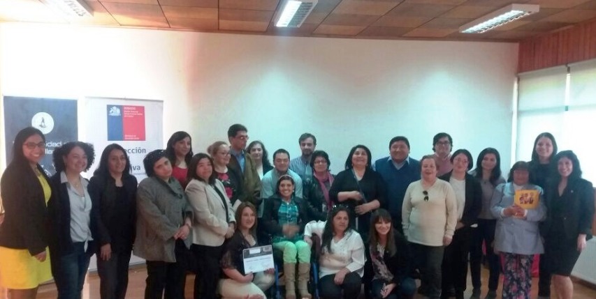 Director Regional de Senadis junto a personas beneficiadas por el proyecto.