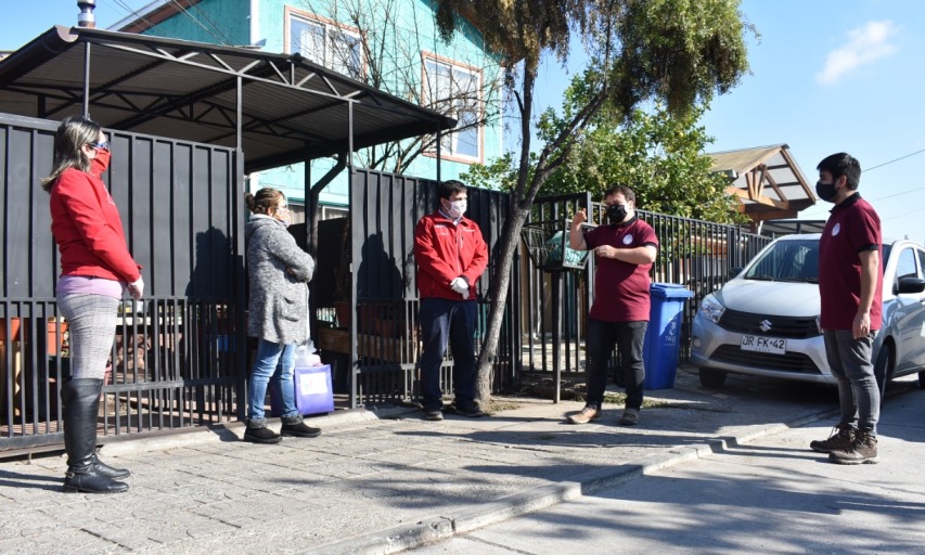 Autoridades hacen entrega de los kits de higiene a familias del Club de Sordos de Talca. 