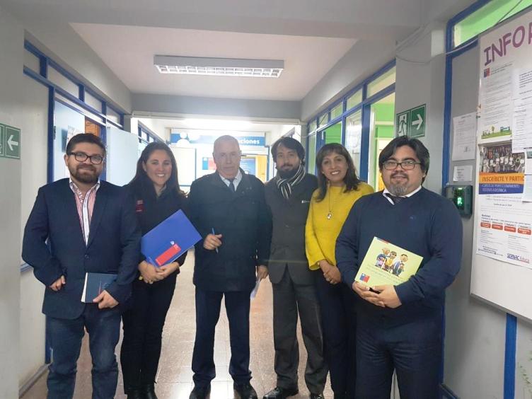 Profesionales de Senadis junto a equipo de Educación de Taltal.