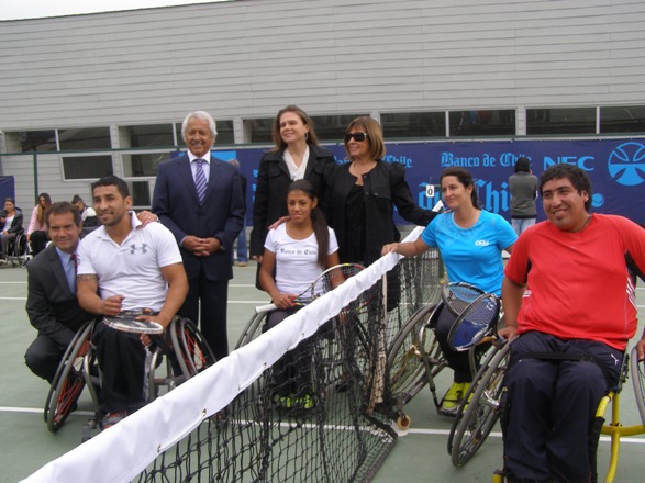 Directora Nacional junto a tenistas nacionales. 