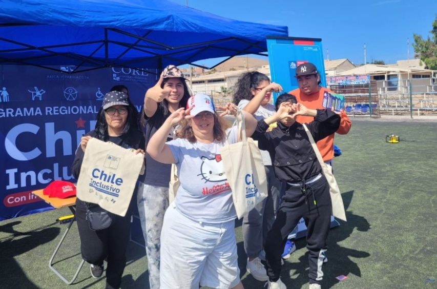 Foto grupal de los participantes en la ceremonia.