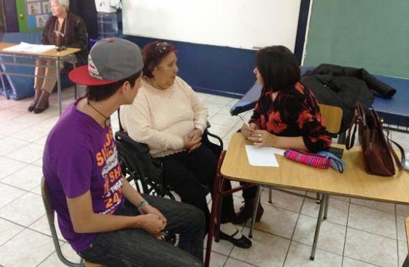 Directora Regional atiende a una persona en el marco del Operativo Social