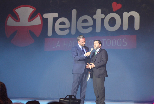 Director Nacional de Senadis junto al animador Martín Cárcamo durante la ceremonia. 