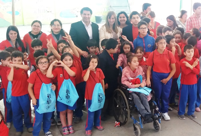 Autoridades junto a niños y jóvenes con discapacidad. 