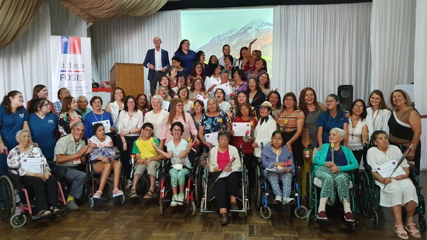 Autoridades junto a las personas beneficiadas por el proyecto.