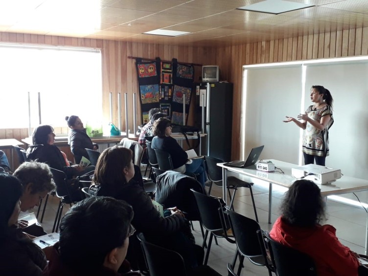 La profesional de Senadis Soledad Cárdenas expone en la actividad.