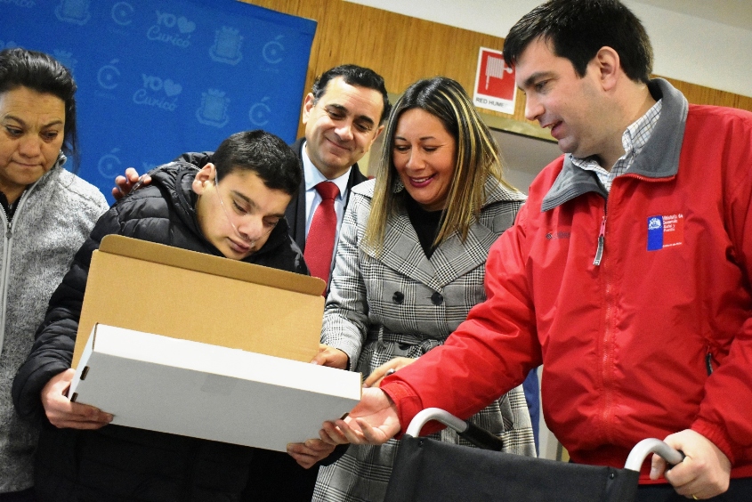 Autoridades junto a las personas beneficiadas.